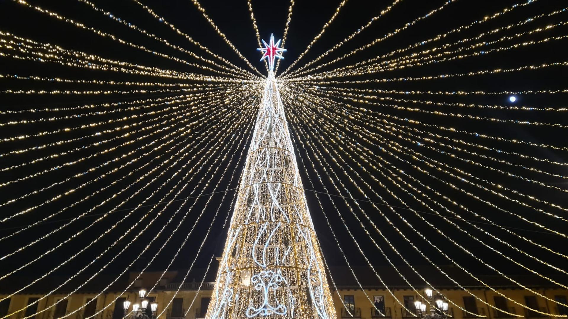 La nieve ilumina la Navidad en León leonoticias